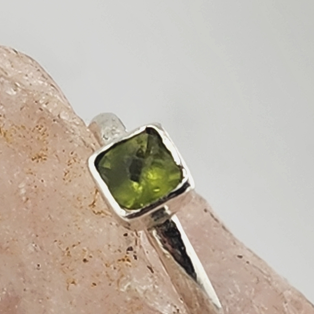 PERIDOT ROSECUT SOLITARY RING HANDMADE IN STERLING SILVER METAL SIZE 7.5 - Picture 5 of 5